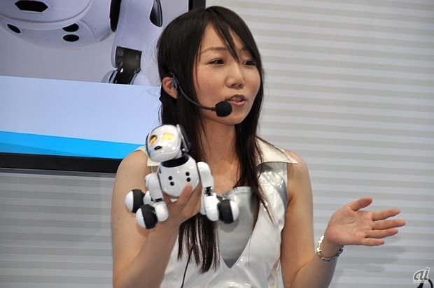 　一般社団法人 日本玩具協会主催による「東京おもちゃショー2014」が、6月12～15日まで東京ビッグサイトにて開催されている（一般公開日は14日と15日）。国内外157社から約3万5000点のおもちゃを一同に集めた展示会となっている。

　ここ数年、スマートフォンとの連携やスマートフォン型玩具など「スマホ」がキーワードとなっており、その傾向は2014年も健在。そのほかにも、最新の技術を取り入れたロボットやペットロボットの出展もあったほか、筐体との連動やメディアミックス型のおもちゃもトレンドになっているという。

　まずはタカラトミーならびにタカラトミーアーツブースから。写真は、小型犬ロボット「Hello! Zoomer」（ハロー！ ズーマー）。