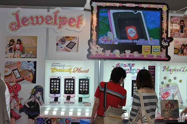　アニメ「ジュエルペット」のスマホ型玩具として「ジュエルポッド プレミアムハート」のほかに、画面サイズが大きくなったタブレット型玩具「ジュエルパッド」も展示されていた。