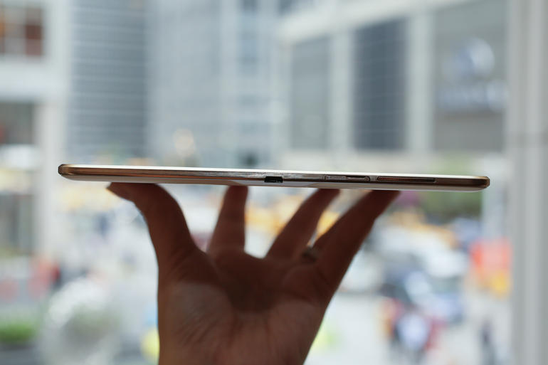 Galaxy Tab Sの厚さは2モデルとも6.6mmとなっている。