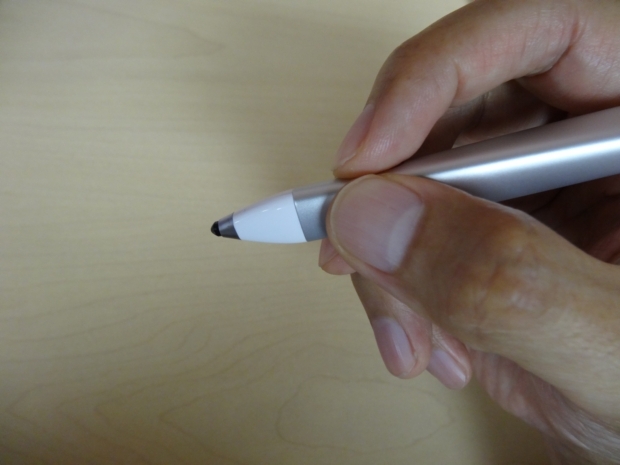 　Inkの本体は、通常のペンのような円筒ではなく、ねじれの入った三面構造になっており、手にしたとき握りやすいようになっている。