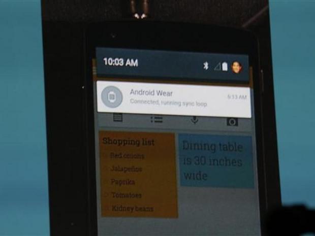 LG Gは「Android Wear」搭載
　通知やステータスレポートはAndroid搭載の携帯電話のものに似ている。
