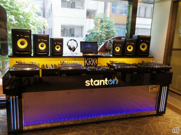 　Premium Sound Labとなる2階フロア。階段近くにはStanton製DJ機器を配置。