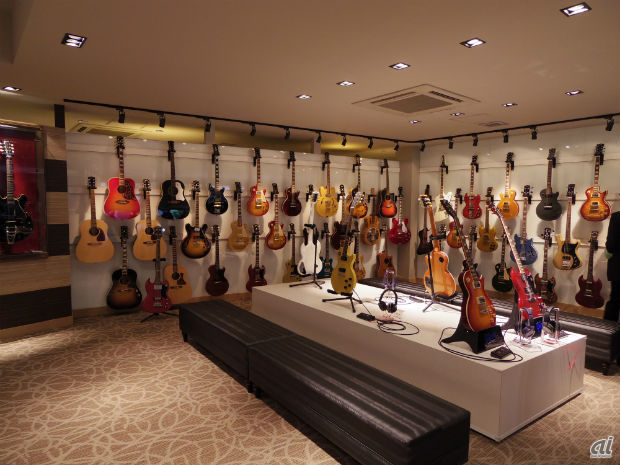 　ギター試奏ゾーンには約70本のギターを用意。好きなギターを選び、TASCAMギタートレーナ「GB-10」とオンキヨーのヘッドホンを使ってプレイできる。