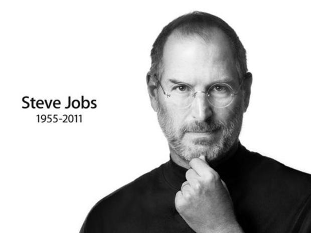 　iPhone 4Sが発表された翌日の2011年10月5日、Steve Jobs氏がカリフォルニア州パロアルトの自宅で亡くなった。死因はすい臓がん再発の合併症だった。Appleは声明で次のように述べている。「Steveの才気、情熱、行動力は、私たちすべての人生を豊かにし向上させてきた無数のイノベーションの原点だった。Steveのおかげで、この世界は計り知れないほど素晴らしいものになった」