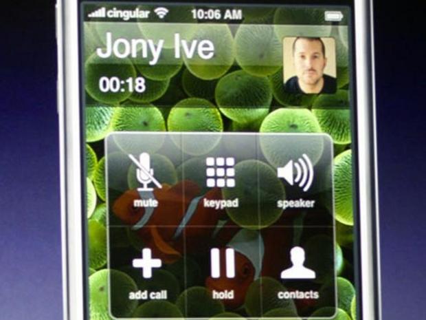 　Jony Ive氏の登場だ。iPhone発表時のプレゼンテーションで、Steve Jobs氏はAppleのデザインチーフであるJony Ive氏に電話をかけて、同デバイスの電話機能のインターフェースを紹介した。Ive氏は2012年5月、デザインと事業の功績が認められ、ナイトの爵位を授与された。