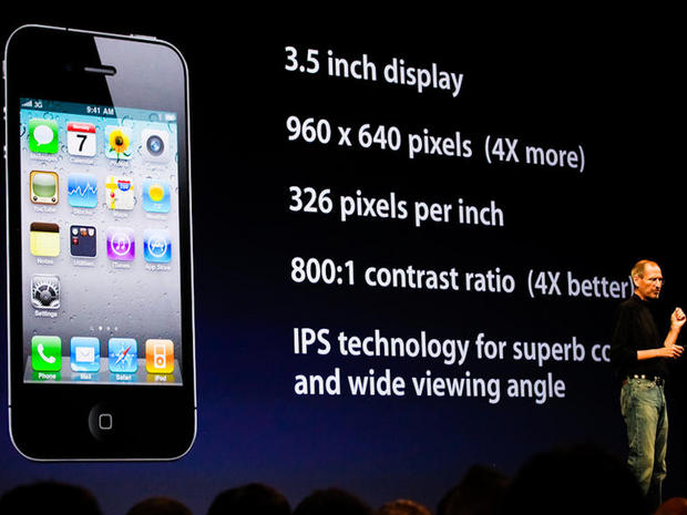 　iPhone 4の仕様を説明するJobs氏。960×640ピクセルが詰め込まれたiPhone 4の「Retina Display」は傑出した機能だった。一方、サムスンの当時の旗艦製品「GALAXY S」のディスプレイ解像度は800×480ピクセルだった。