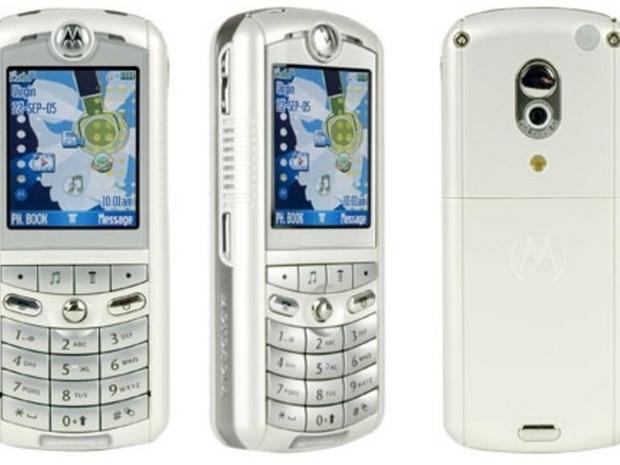 　Appleは2005年発売の「Motorola ROKR」で初めて携帯電話分野に進出した。ROKRはiTunesとの連携機能を備えた携帯電話だ。音楽と携帯電話の融合というふれこみだったが、実際にはユーザーの期待に応えることができなかった。