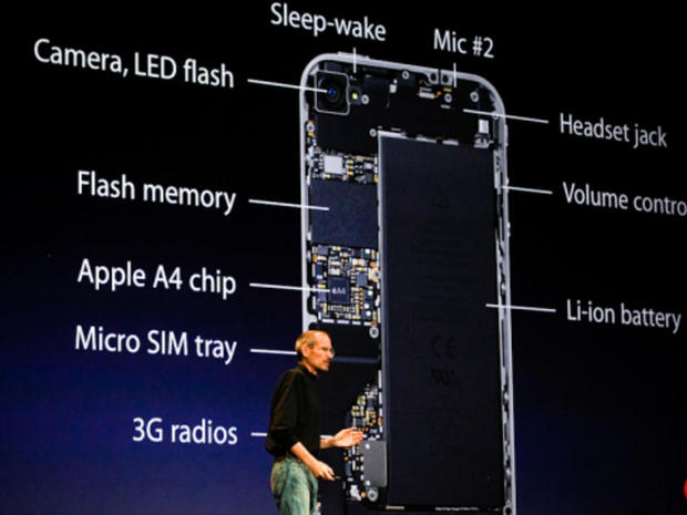 　iPhone 4のデザインを賞賛するJobs氏。iPhone 4で採用された新しいインダストリアルデザインを、Appleは今も踏襲している。