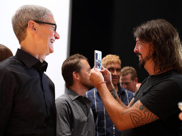 　最新iPhoneでいろいろなことを試すFoo FightersのフロントマンDave Grohlさんと、その様子を眺めるAppleのCEOのTim Cook氏。