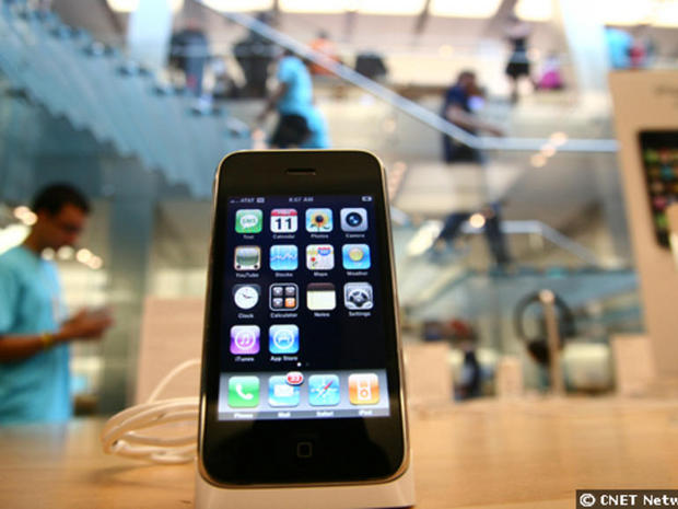 　2008年7月11日、「iPhone 3G」が発売された。前機種と同様の設計だったが、3Gに対応したことでモバイルデータ通信速度が向上した。素晴らしい新機能もいくつか追加されている。