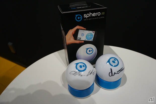 Sphero 2.0のパッケージと、共同発明者2名のサイン入りSphero
