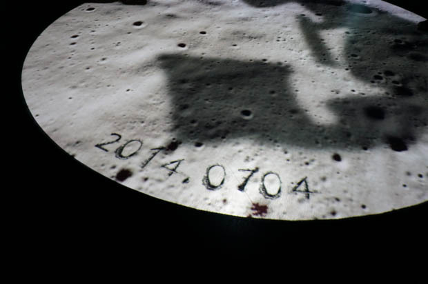 　いよいよ終盤、「つながる場所」では、月をイメージしたエリアに自分の足跡を残せる。