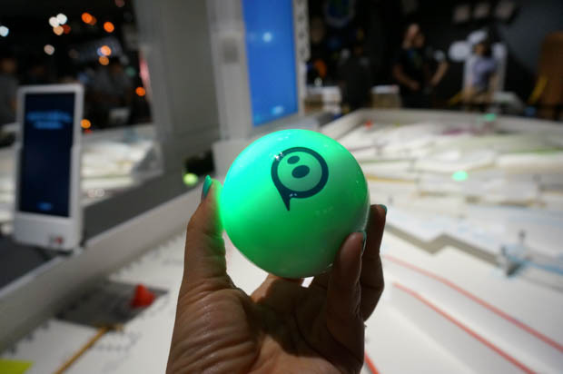 　Spheroは、明るく輝きながら秒速2mのスピードで転がるボール型のロボットで、Bluetoothでスマートフォンなどと接続し、30mまでの距離をコントロールできる。Spheroの共同開発者でOrbotixのチーフソフトウェア開発責任者のアダム・ウィルソン氏が来日し、開発した背景などを語った。詳細はこちらから。 