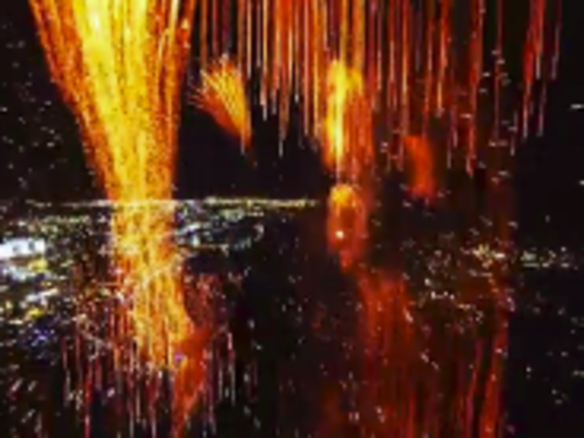 打ち上げ花火をDJIの「Phantom 2」からGoProカメラで空撮--YouTubeで話題に
