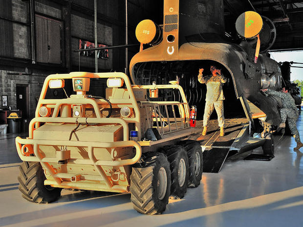 　SMSSは、小型の軍用機で戦場まで輸送できるように設計されている。この写真では、SMSSが軍用ヘリコプターに積み込まれている。