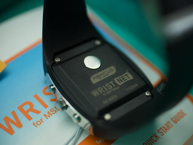　このSPOT腕時計は、背面の金属製の円形部品から充電する。