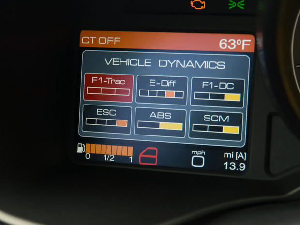 　左側のディスプレイには現在のトラクションコントロールとドライビングモードが表示される。