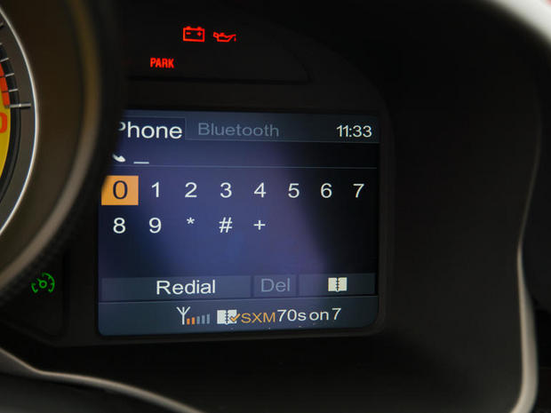 　右側には、電話など運転とは関係のない機能に対するコントロールが表示される。