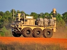米陸軍向け無人運搬支援車両「SMSS」--人を自律的に追尾する地上車システム