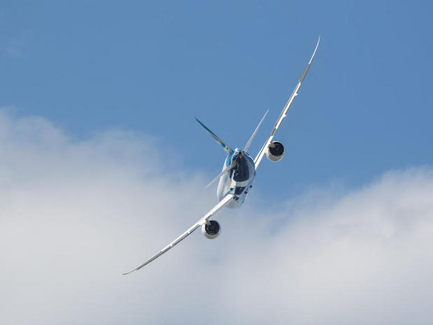 　ファーンボロー上空で機体を傾けるBoeing 787-9。