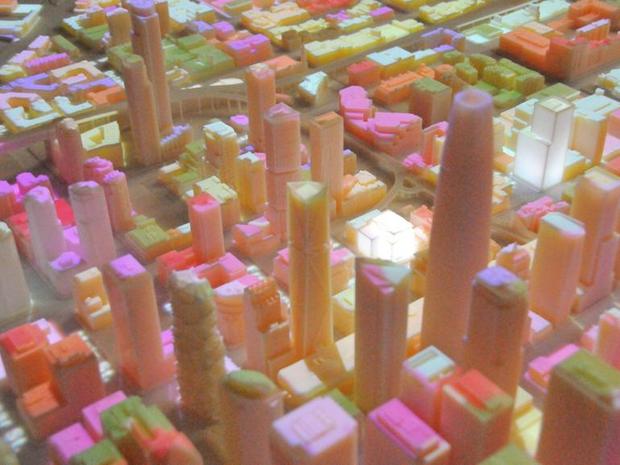 さまざまな色で彩られた都市

　このサンフランシスコの3Dプリントモデルのデモでは、一連の視覚的な情報がその上に投影された。色を使うことで、このモデルが人口動態や政治的な観点からの差を表現するのに役立つことが示された。 