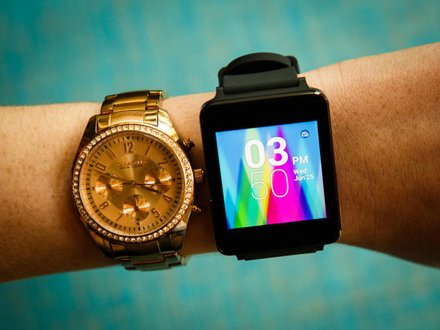 古いものと新しいもの

　G Watch（右）とアナログ腕時計を並べた写真をもう1枚。
