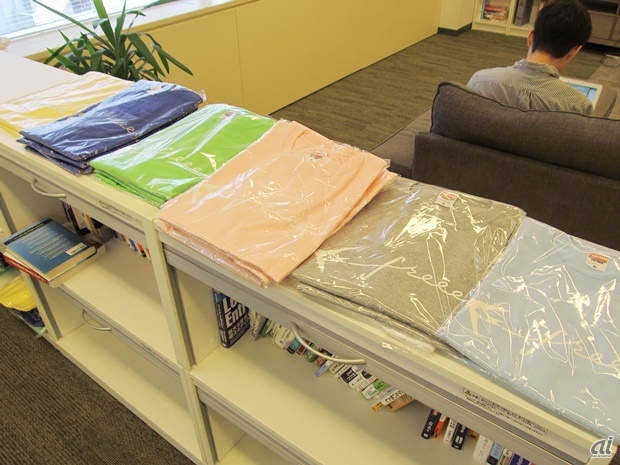 　こちらはfreee Tシャツ。サイズはS～XLまで取り揃えられています。freeeのロゴは社員全員のお気に入りということで、「毎日（おそらく）半数以上がこのTシャツを着ています」（広報）。