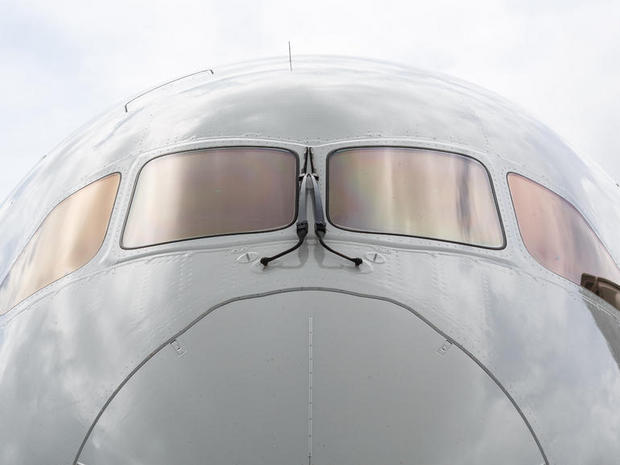 　Boeingの787-9を正面から撮影。