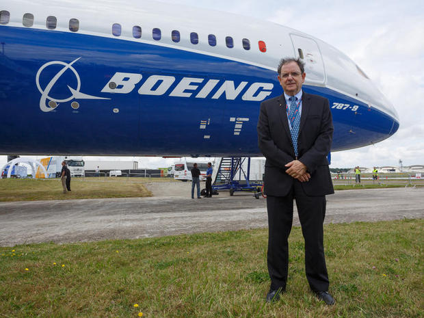 　787-9の前に立っているのは、Boeing 787のチーフパイロットであるRandy Neville機長だ。Neville機長はテストやデモンストレーションで本機を操縦している。
