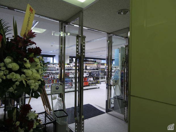 　タイムマシンが運営するヘッドホン専門店「e☆イヤホン」は7月17日、東京・秋葉原にある「e☆イヤホン秋葉原店」をリニューアルオープンした。住所は東京都千代田区外神田4-6-7カンダエイトビル4階。営業時間は11～20時だが、オープンを記念して7月17～21日までは10時オープンになる。

　今までの店舗から徒歩約5分程度の場所に移転し、店舗面積も2.3倍へと増床。開放的なつくりを目指したという新店舗の様子を写真で紹介する。