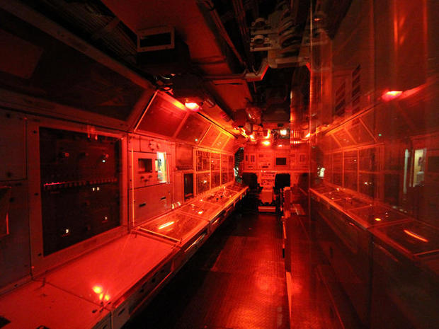 　非常事態や演習中、実際に赤色の照明を使っていたようだ。また、艦内のほかの場所でも、夜を再現するために赤色の照明を使用していた。