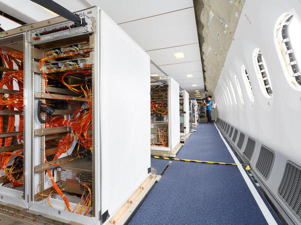 　787-9のテスト飛行では、客室にさまざまな診断用電子機器が搭載される。