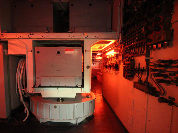 　ミサイル室から角を曲がったところに司令部がある。この大きな箱は慣性航法システムだ。