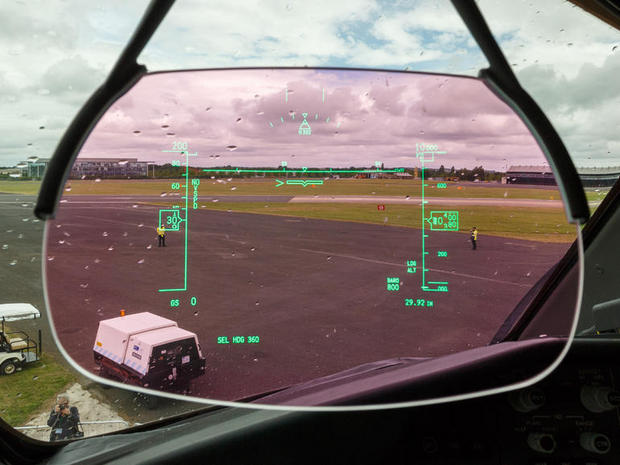 　787-9のヘッドアップディスプレイ（HUD）には、パイロットの視界で見たときの地平線の位置などの電子情報がオーバーレイ表示される。