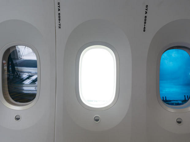 　Boeingの787シリーズには大型の窓が取り付けられており、多くの乗客が外の景色を見ることができる。窓は電子的に透明から不透明に変化する。左の窓は完全な不透明、中央は透明、右はその中間に設定された状態だ。