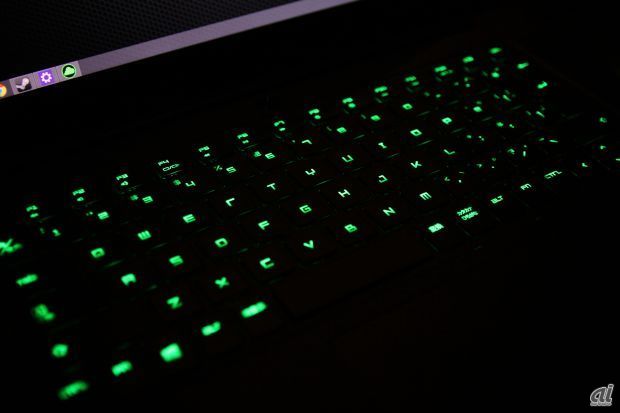 　キーボードの文字は緑色に発光する仕様になっており、暗闇でもキーの位置を把握できる。