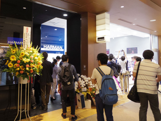 　ハーマンインターナショナルは7月18日、日本初となる直営店「HARMAN Store」を東京都港区の東京ミッドタウンにオープンした。ヘッドホンから高級スピーカまで取りそろえ、試聴ルームも完備した店内の様子を写真で紹介する。