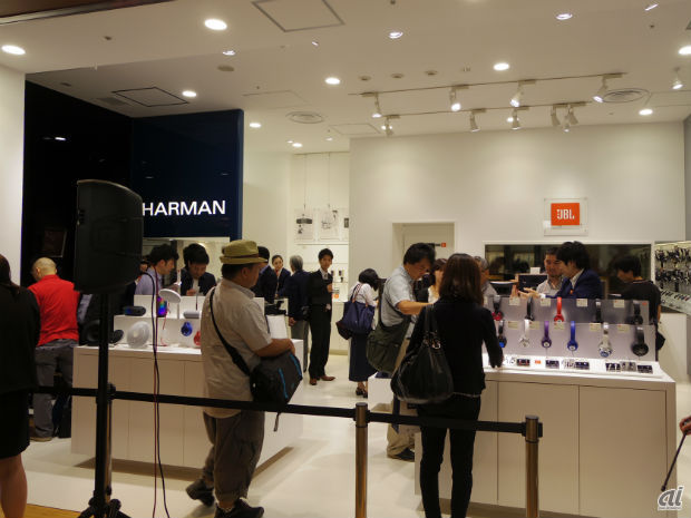　HARMAN Storeは、ミッドタウン ガレリアの3階にオープンした。営業時間は11～21時。JBL、AKG、harman/kardon、Mark Levinsonの4ブランドのモデルを取り扱う。日本未発売モデルの参考展示されるほか、ショップ限定モデルなども登場する予定だ。