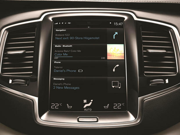 　VolvoはXC90の「Sensus」インフォテインメントインターフェースを再設計し、Teslaの「Model S」に搭載されているものに似たポートレートスタイルのタッチスクリーンを採用した。このタッチスクリーンは赤外線センサも搭載しているため、手袋を着用していても利用できる。Volvoは画面に表示されるそれぞれの機能をタイルと呼んでいる。