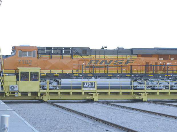 　完成した機関車がフォートワース工場の外側に置かれている。BNSFへの納入は週に2回だ。納入された機関車は即座に運用される。
