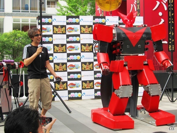 　イベントには二足歩行ロボット「キングカイザーZ」とその製作者の丸直樹氏も参加。キングカイザーZは全長210cm、体重230kg。