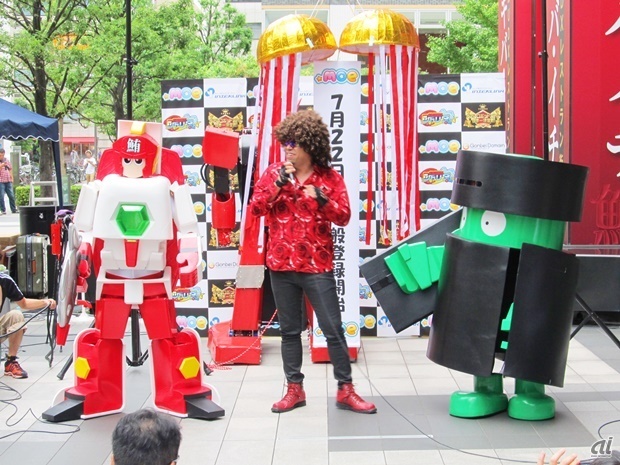 　お寿司戦隊シャリダーのテーマ曲は、水木一郎氏の声真似でロボットアニメの楽曲を歌うのが得意な影山一郎氏が担当。イベントでも披露した。写真のキャラクターは「シャリダートロ丸」（左）と「テマキッズカッパ」（右）。