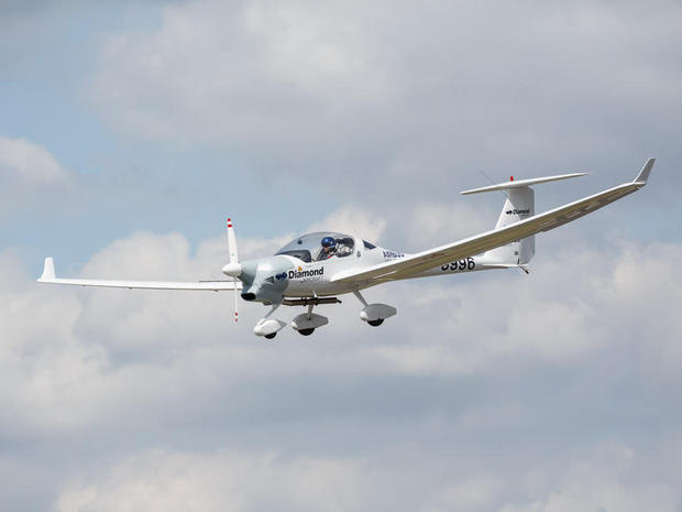 　「DA36 E-Star 2」はハイブリッド電気モーター式複座機だ。プロペラを停止させても滑空可能で、プロペラを再スタートして飛ぶことができる。