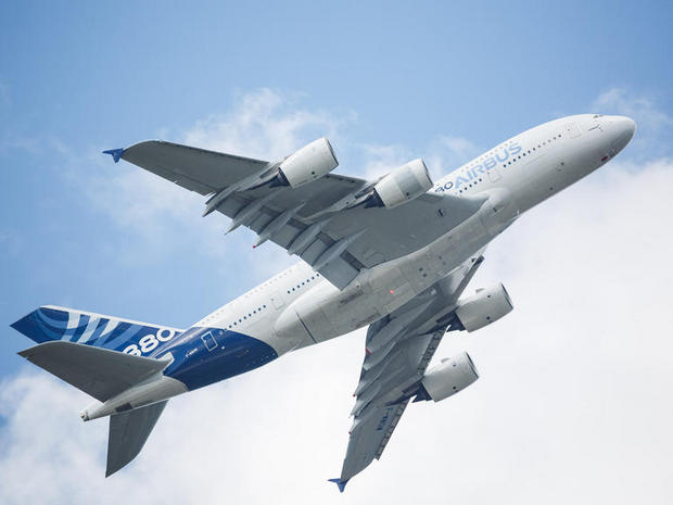 　英国で開催のファーンボロー国際航空ショーで上昇するAirbusの「A380-800」。