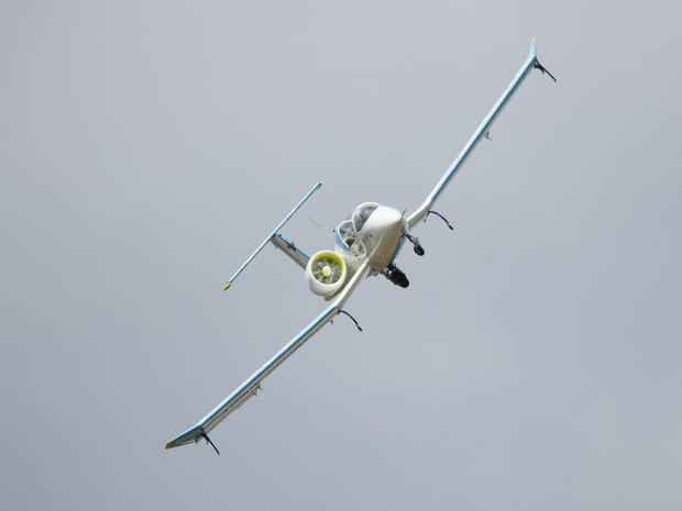 　ファーンボロー国際航空ショーで飛行するE-Fan。