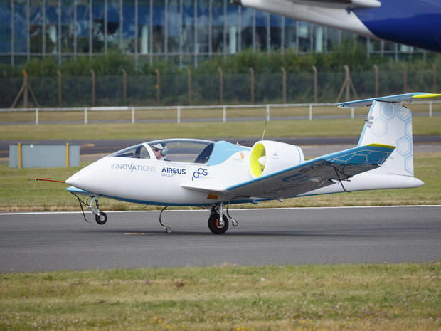 　英国で開催のファーンボロー国際航空ショーで着陸するAirbus製「E-Fan」。機体中央と翼に小さな車輪が付いている。