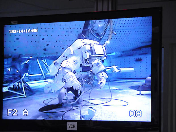 　メインの管制室のモニタには、NBLの水中で行われている作業をカメラで撮影した映像が映っている。