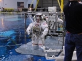 NASAの無重量環境訓練施設--巨大プールに作られた国際宇宙ステーションでの訓練を見学