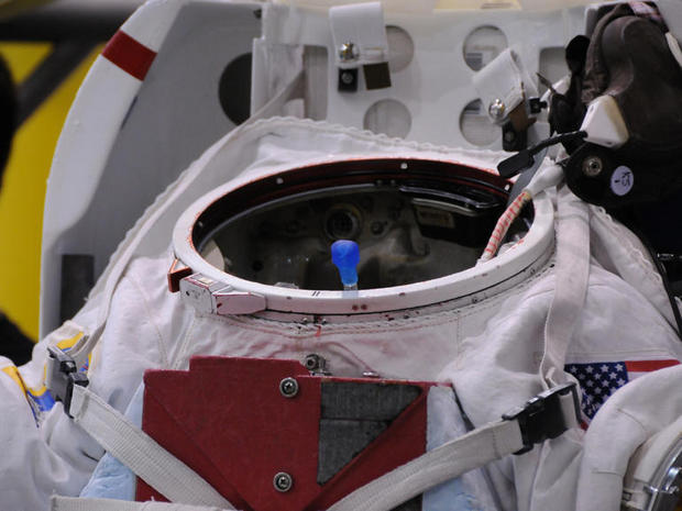 　Scott Kelly氏の宇宙服の内側には「Camelbak」があり、そこから水を飲むことができる。これは同氏が宇宙服を装着する前に撮影した写真で、管の口が内側から上に突き出ている。