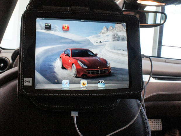 　後部座席用に「iPad」がホルダーとともにオプションで提供される。